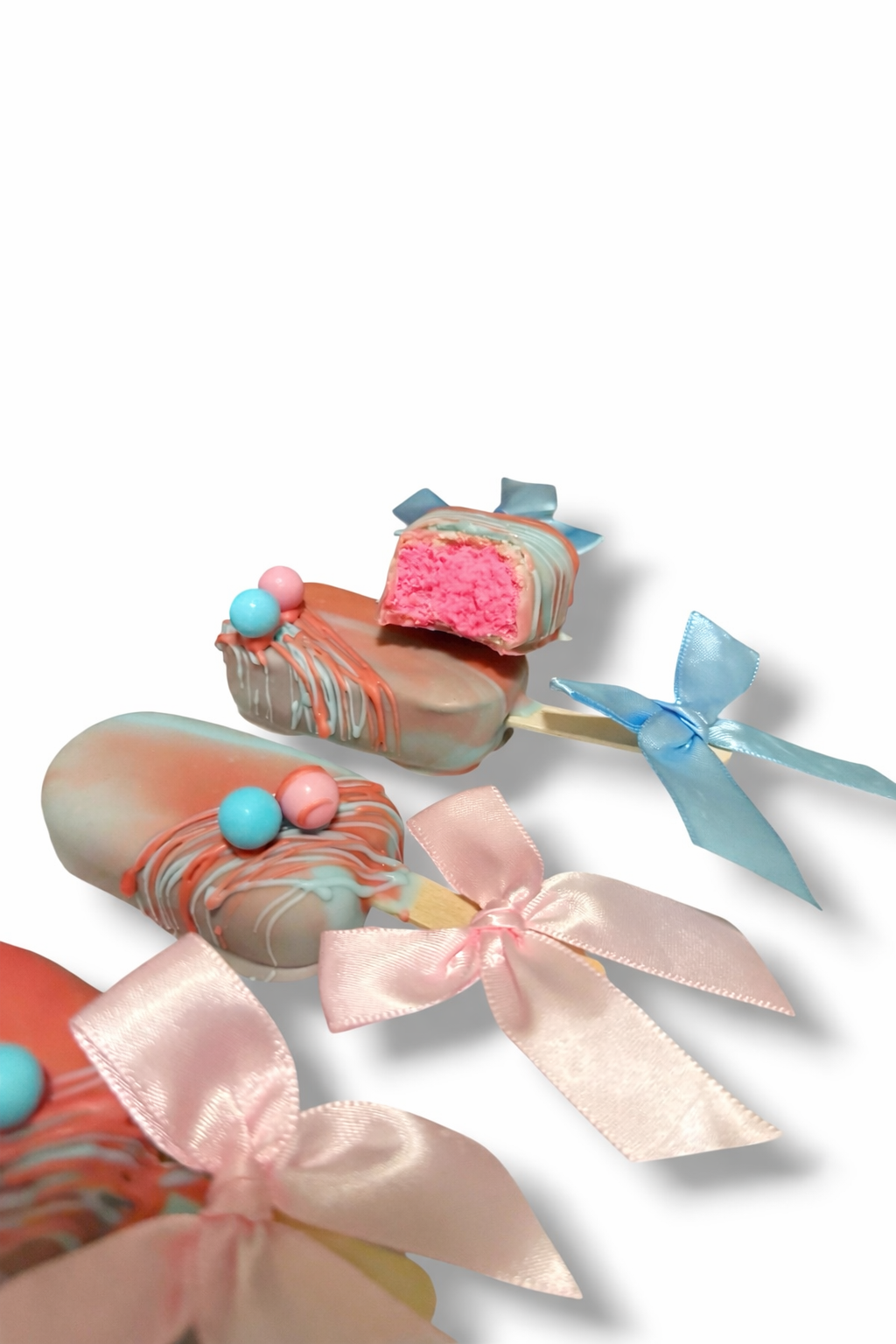 Gender reveal, roze cakepops, cake slices, zoetigheid, babyshower, strikje met